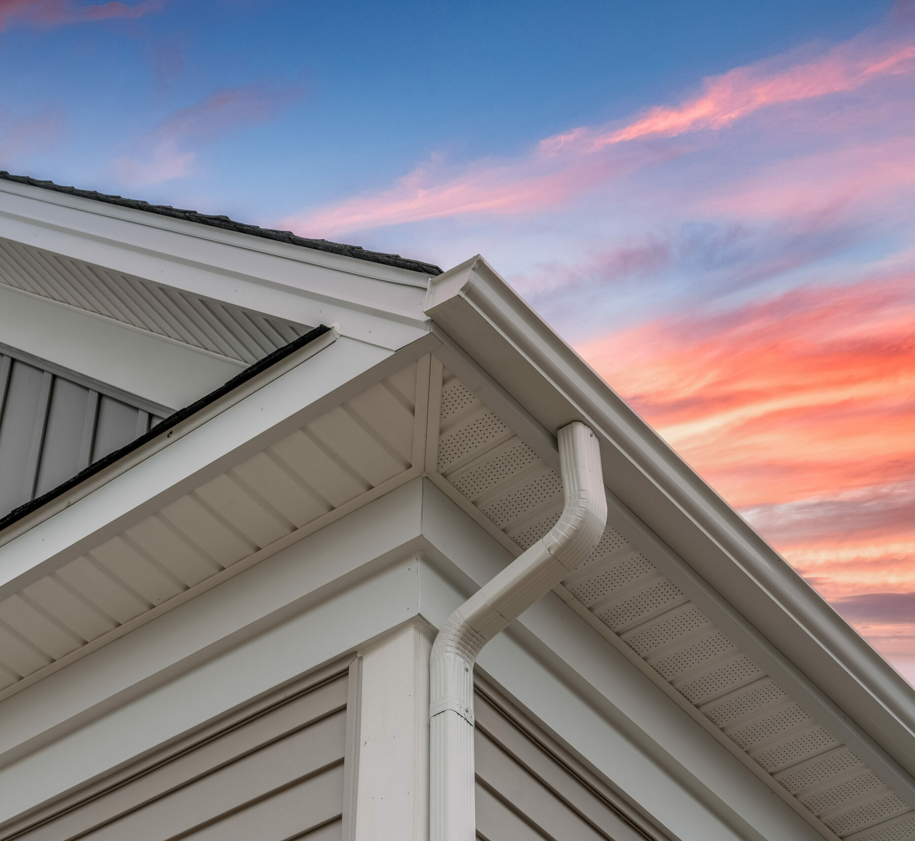 Discover expert tips on Commercial Gutter Repair! Ensure your business stays dry and damage-free. Dive in now!